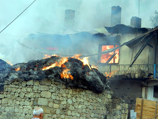 Türkgözünde yangın, 5 ev, 6 samanlık kül oldu!