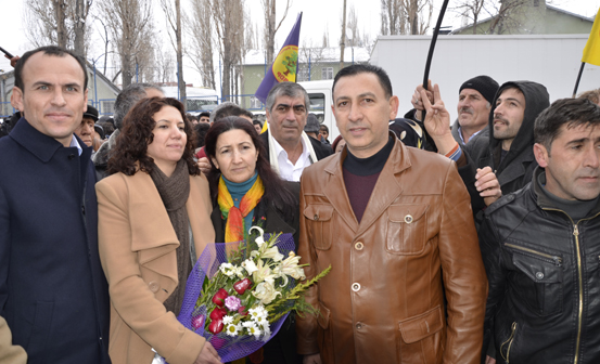 BDP'liler,Taş Değil Gülle Karşılandılar