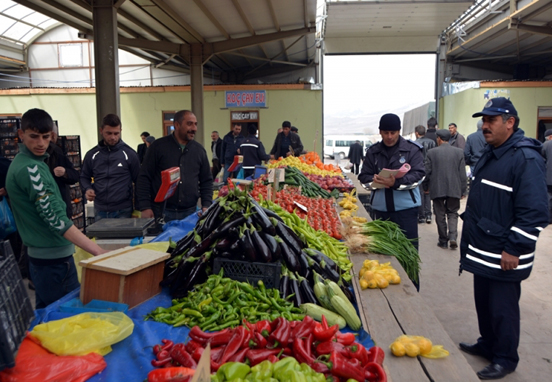 Zabıta ekipleri Halk Pazarını denetledi