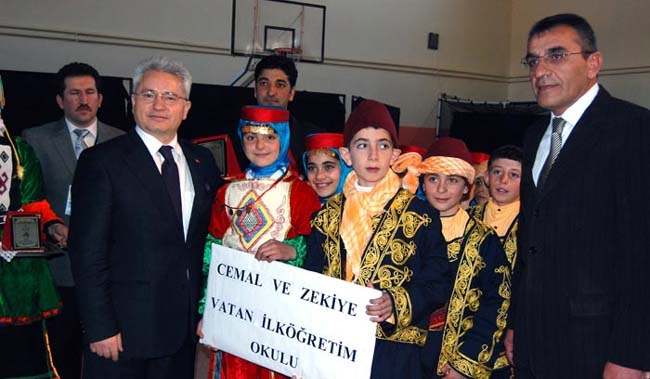 Halkoyunları ekipleri yarıştı
