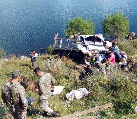 Çıldır ilçesinde kamyon, şarampole yuvarlandı