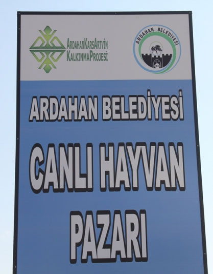 Araç ve hayvanlar dezenfekte edilerek içeri alınıyor