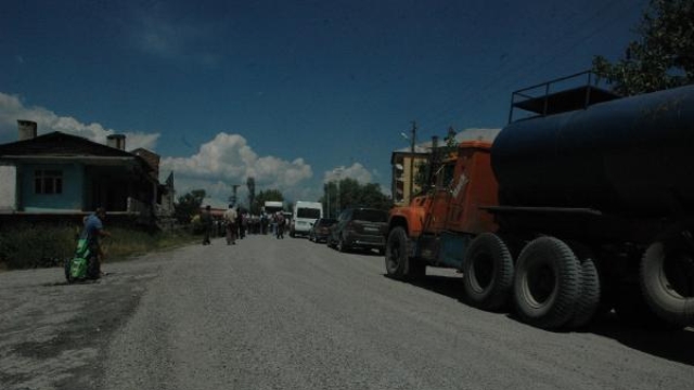 Tozdan Rahatsız Olan Köylüler Yol Kapattı