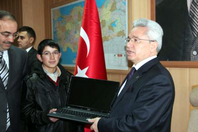 Sözünü tutan Öğrenciye Vali'den Jest