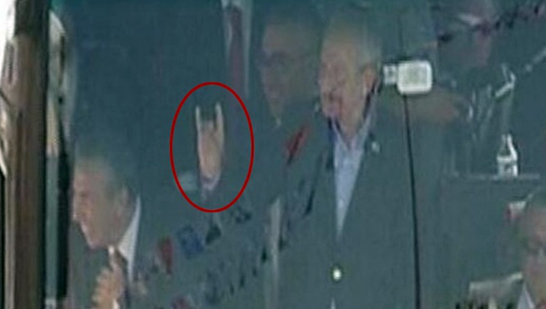 Bunuda gördük,Kılıçdaroğlu bozkurt işareti yaptı!