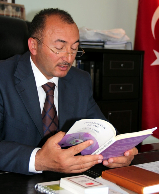 Başkan Bol Bol Kitap Okuyor!
