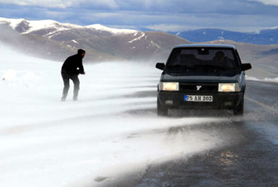 Kar yağışı  yeniden başladı, yollar kapandı