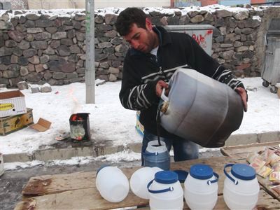 Ardahan'da Pekmezi ısıtıp ısıtıp sattı