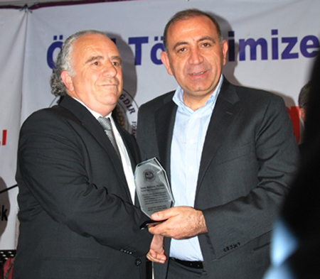 Gürsel Tekin'e yılın başarılı ödülü verildi
