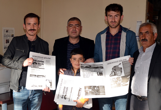 Hanak'ta Köy Okulundan Demokrasi Gazetesi
