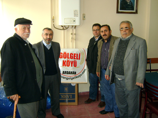 Depremzedelere Gölgeli Derneğinden ısıtan yardım
