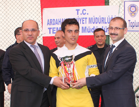 Futbolda dereceye girenlere ödülleri verildi