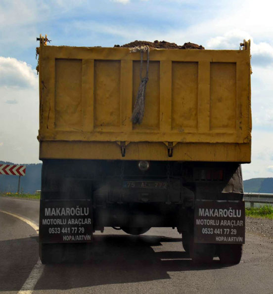 Yapılmayan yollarda kamyonlar tehlike saçıyor