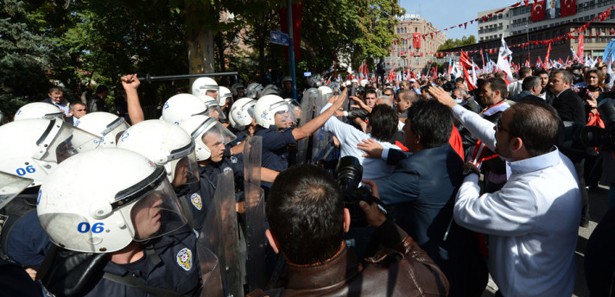 Guardian: Laikler yasağa meydan okudu
