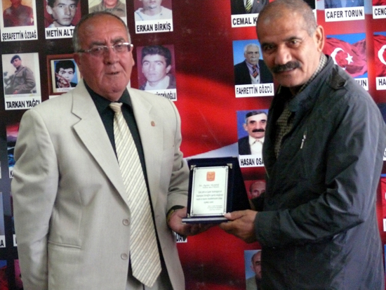 Cemal Kayadan özverili idarecilere plaket