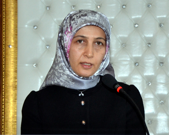Vali'nin eşi Nilgün Azizoğlu, köyleri dolaşıyor
