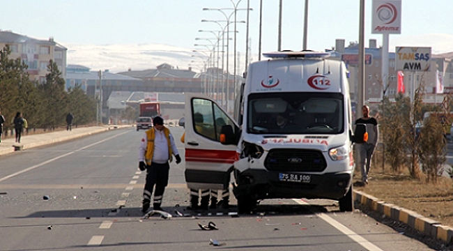 Hasta götüren ambulans  kaza yaptı, 2 yaralı