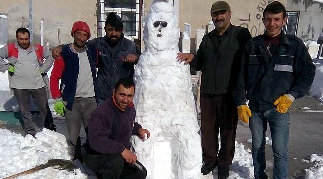 İş yapamayan esnaf kardan adam yapıyor
