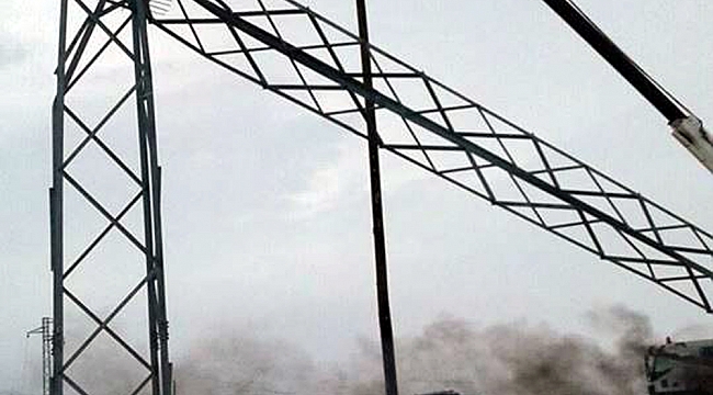 Fırtına elektrik direklerini devirdi