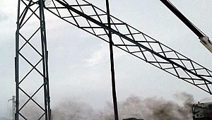 Fırtına elektrik direklerini devirdi