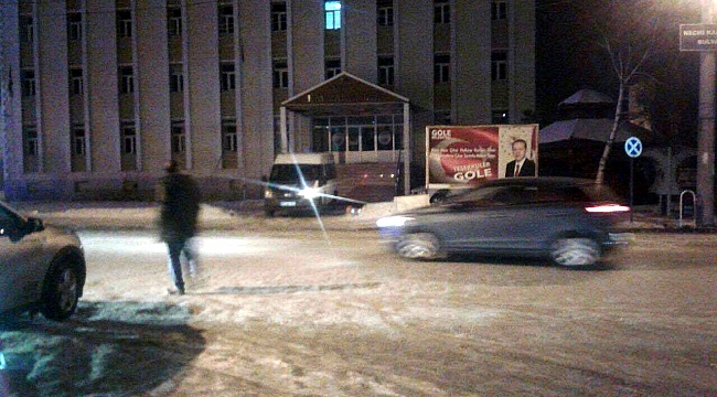 Göle'de bıçaklı soygun!