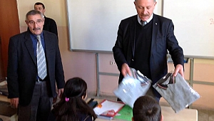 Talat Osmanoğlu’ndan, Hanaklı öğrencilere giyim yardımı