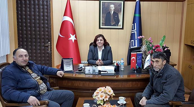 Elektrikçilerden Akpınar’a Teşekkür plaketi