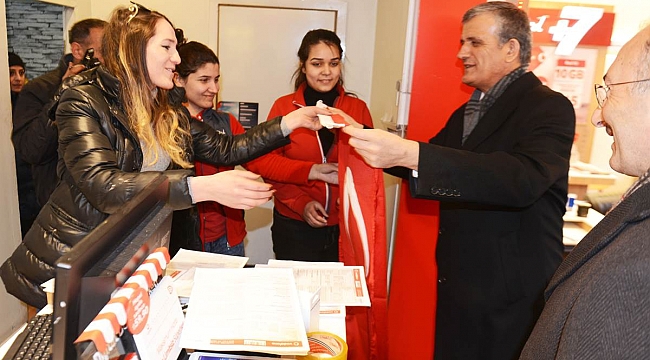 Vali ve Başkan esnafa kurtuluş bayrağı dağıttı