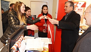 Vali ve Başkan esnafa kurtuluş bayrağı dağıttı