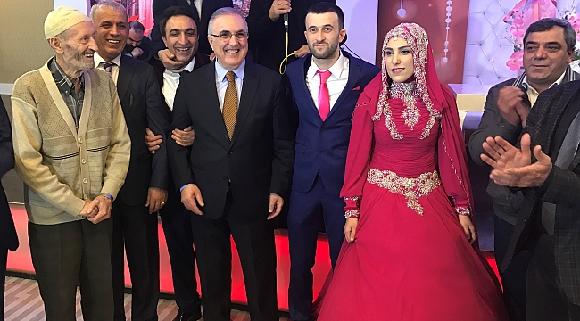 Darıca’da sanatçı kızını nişanladı, yüzükleri Öğüt taktı