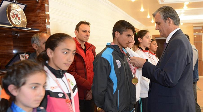 Vali Özefe, Başarılı Sporcuları Ödüllendirdi