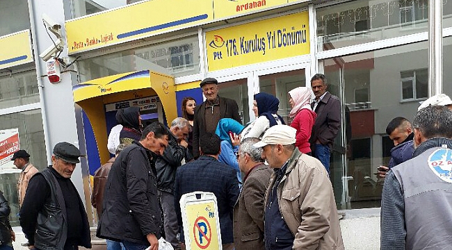 KUYRUK HER GEÇEN GÜN ARTIYOR