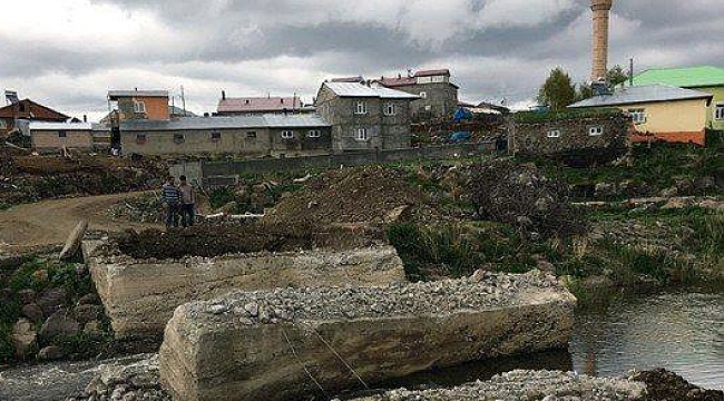 SENEMOĞLU'NUN YIKIK KÖPRÜSÜ İNŞA EDİLİYOR