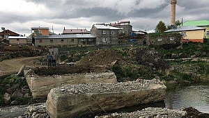 SENEMOĞLU'NUN YIKIK KÖPRÜSÜ İNŞA EDİLİYOR