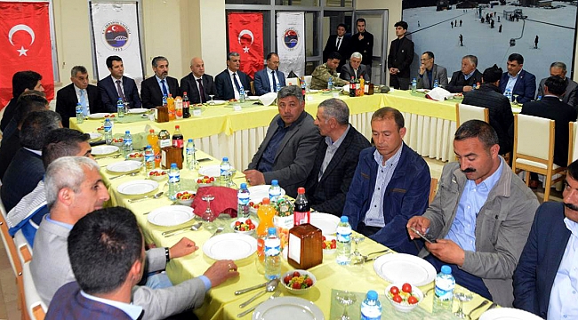 VALİ ÖZEFE, İL GENEL VE MUHTARLARLA İFTARDA BULUŞTU