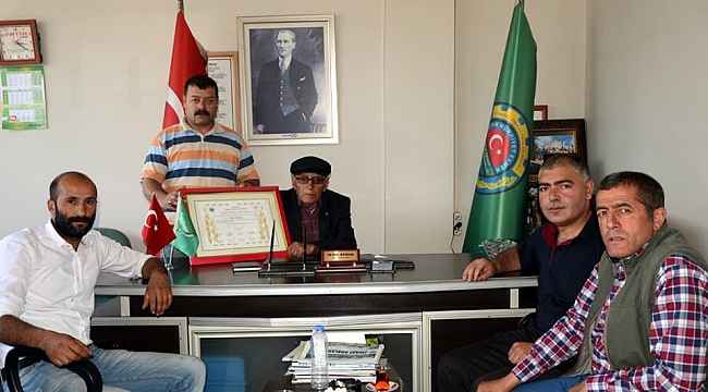 Çiftçi dostuna şeref belgesi