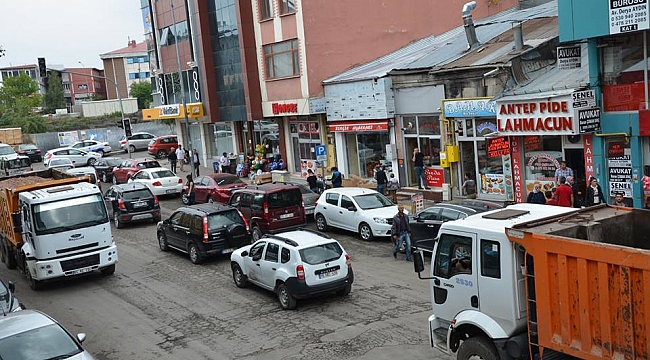 Ağır tonajlı araçlar trafiği aksatıyor, yolları bozuyor!  