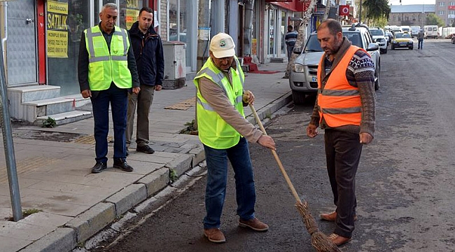 Çöpleri Başkan Köksoy toplayacak temizliği de