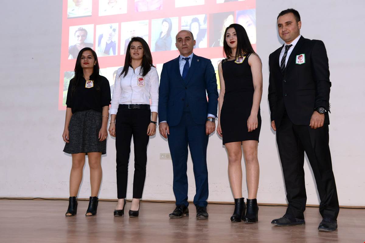 Topuklu ayakkabılarla yeşil sahaya!