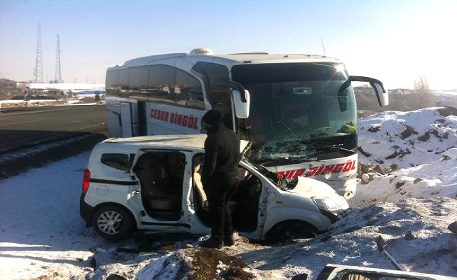 Ardahan'da tarfik kazası,1ölü, 2 yaralı