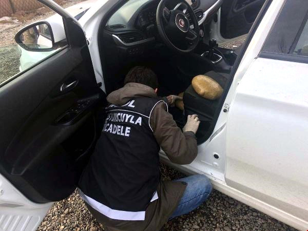 Uzmanın aracında 145 gram esrar ele geçirildi