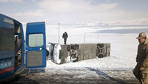Ardahan'da trafik kazası, yaralılar var
