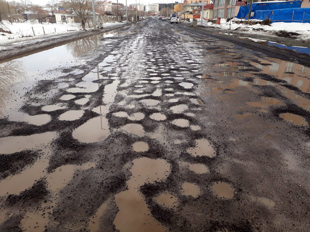 Yol, çamur, çukur ve su
