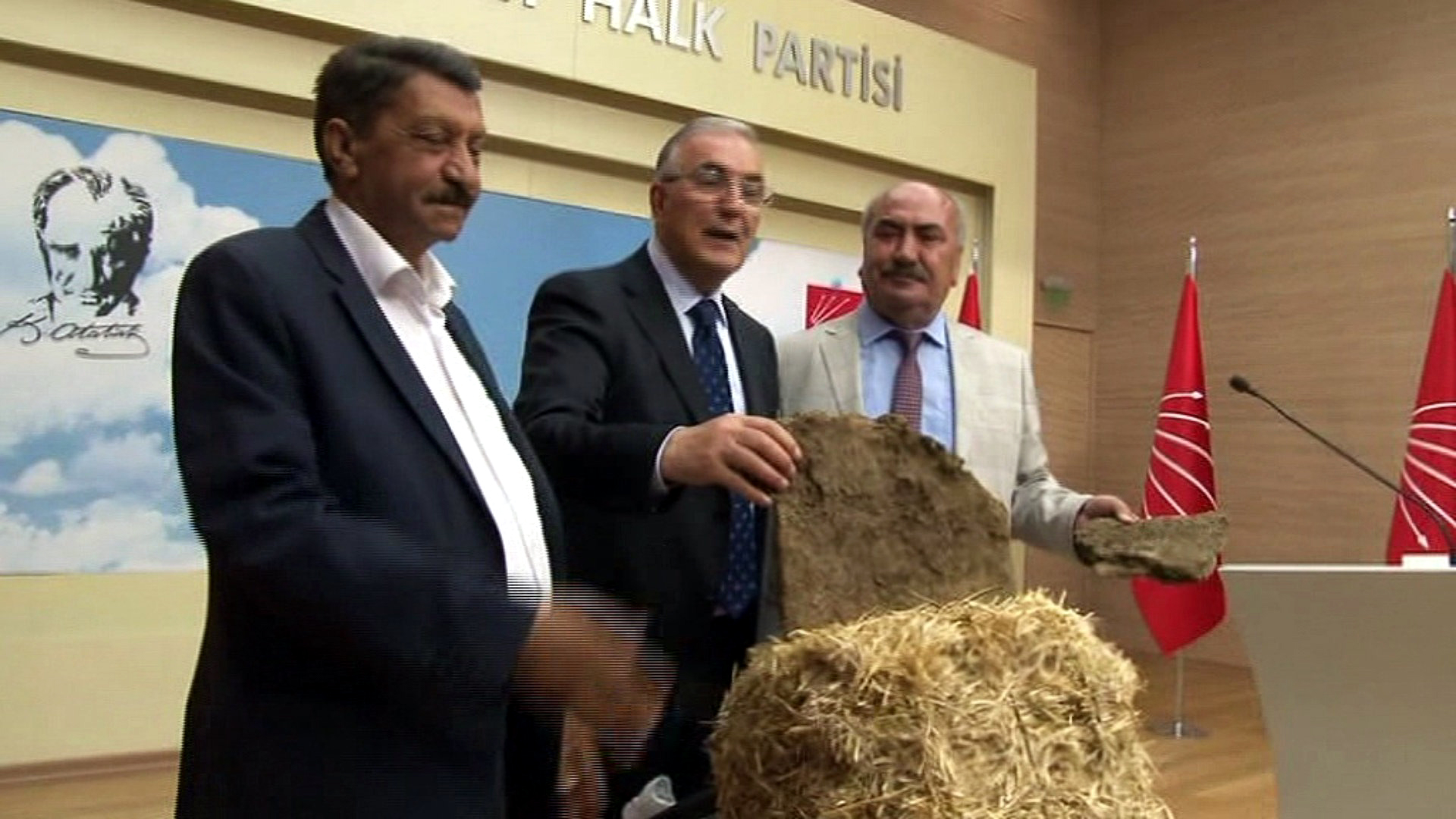 Ensar Öğüt, CHP'de samanlı  toplantı düzenledi