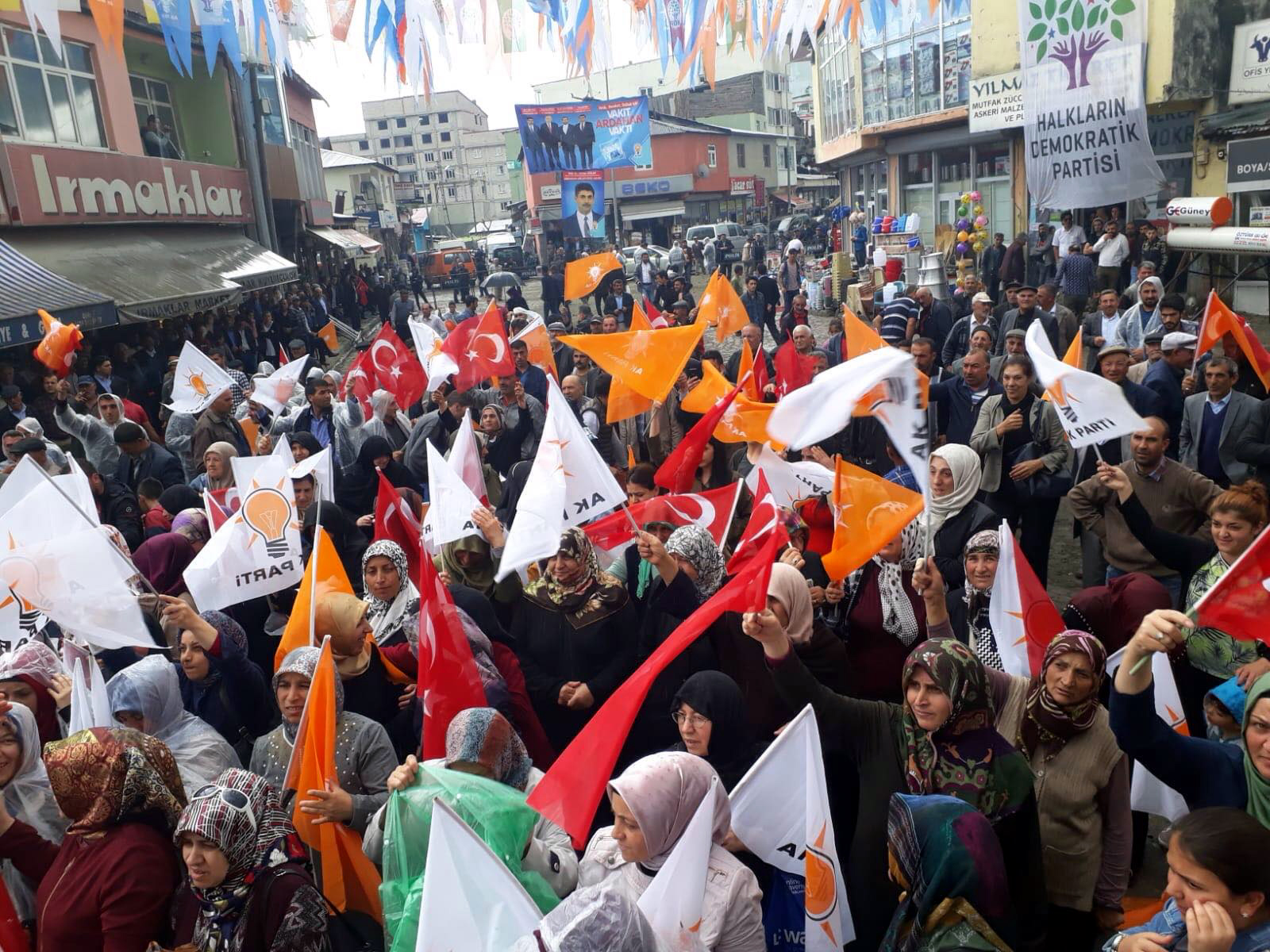 Ak Parti mitingine yağmur engeli