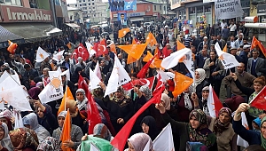 Ak Parti mitingine yağmur engeli