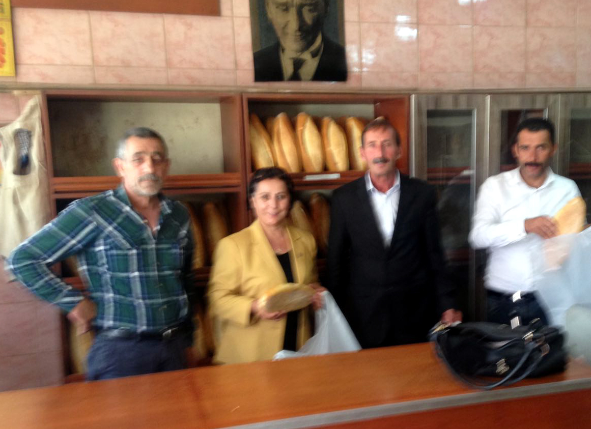 Göle MHP'den "Askıda Ekmek" projesi