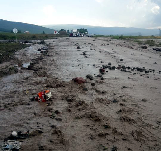 Şiddetli yağış sürüyor, yol iz kalmadı