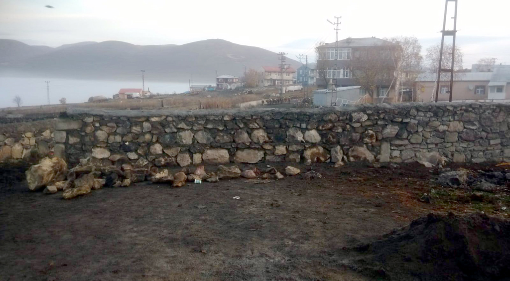 40 yıldır açık olan yolu duvar ile kapattı
