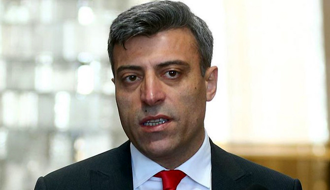 Ezan, Öztürk Yılmaz’ı çarptı